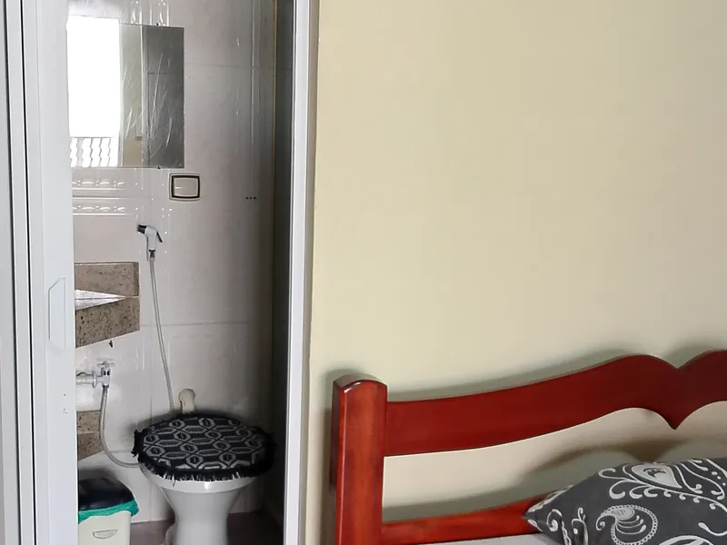 Cama casal + banheiro (Q7)