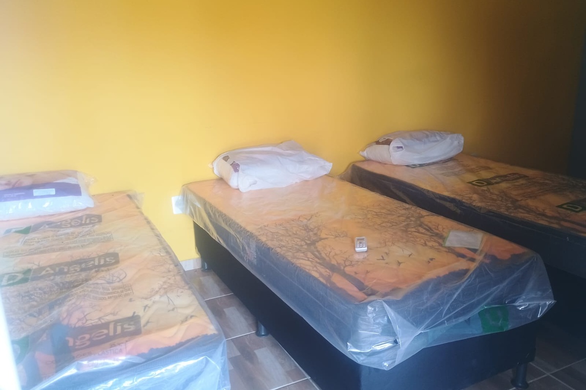 4 CAMAS DE SOLTEIROS