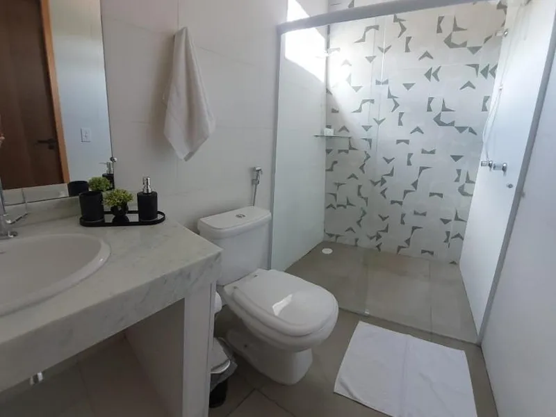 Suíte cama queen-size e vista para piscina