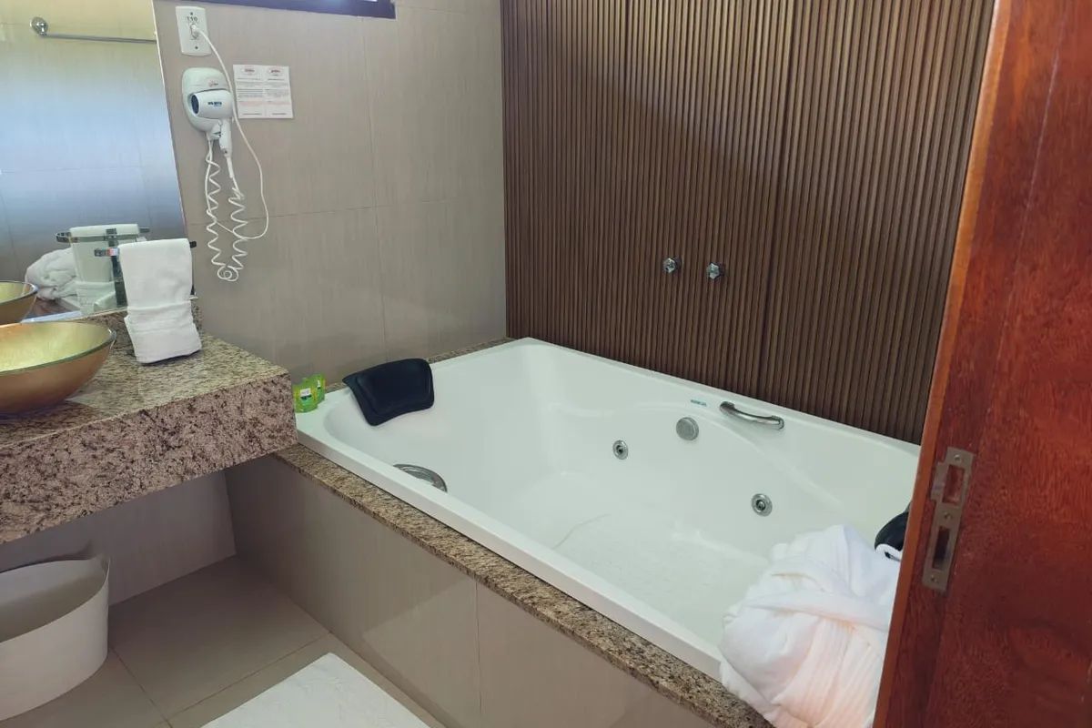 LUXO COM HIDROMASSAGEM