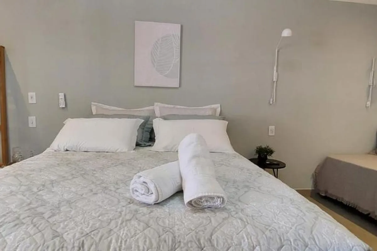 Suíte cama queen-size e vista para piscina
