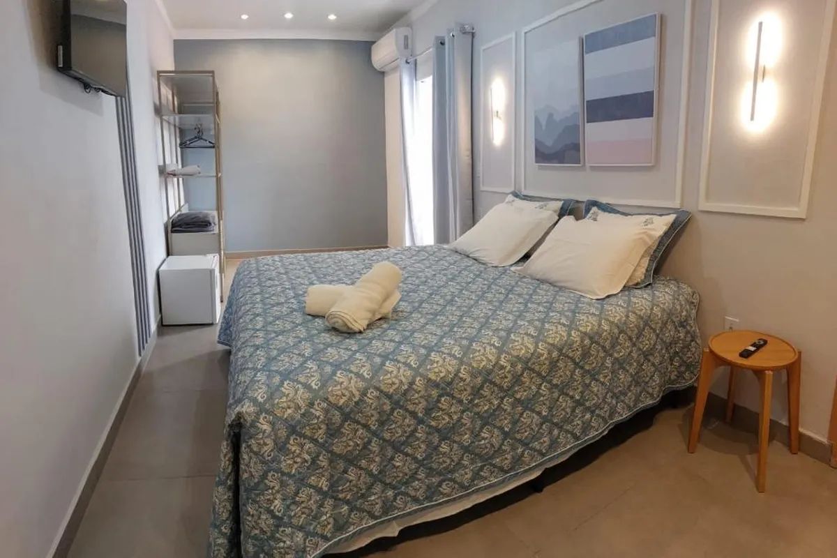 Suíte com cama queen-size e varanda