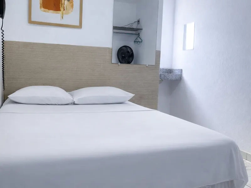 Casal com ventilador