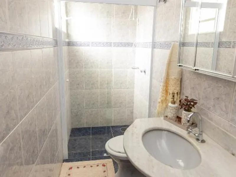 Suíte com sacada e vista para piscina
