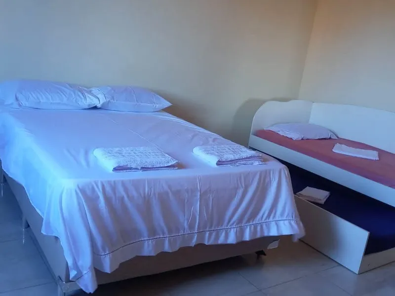 1 cama de casal + 1 bicama