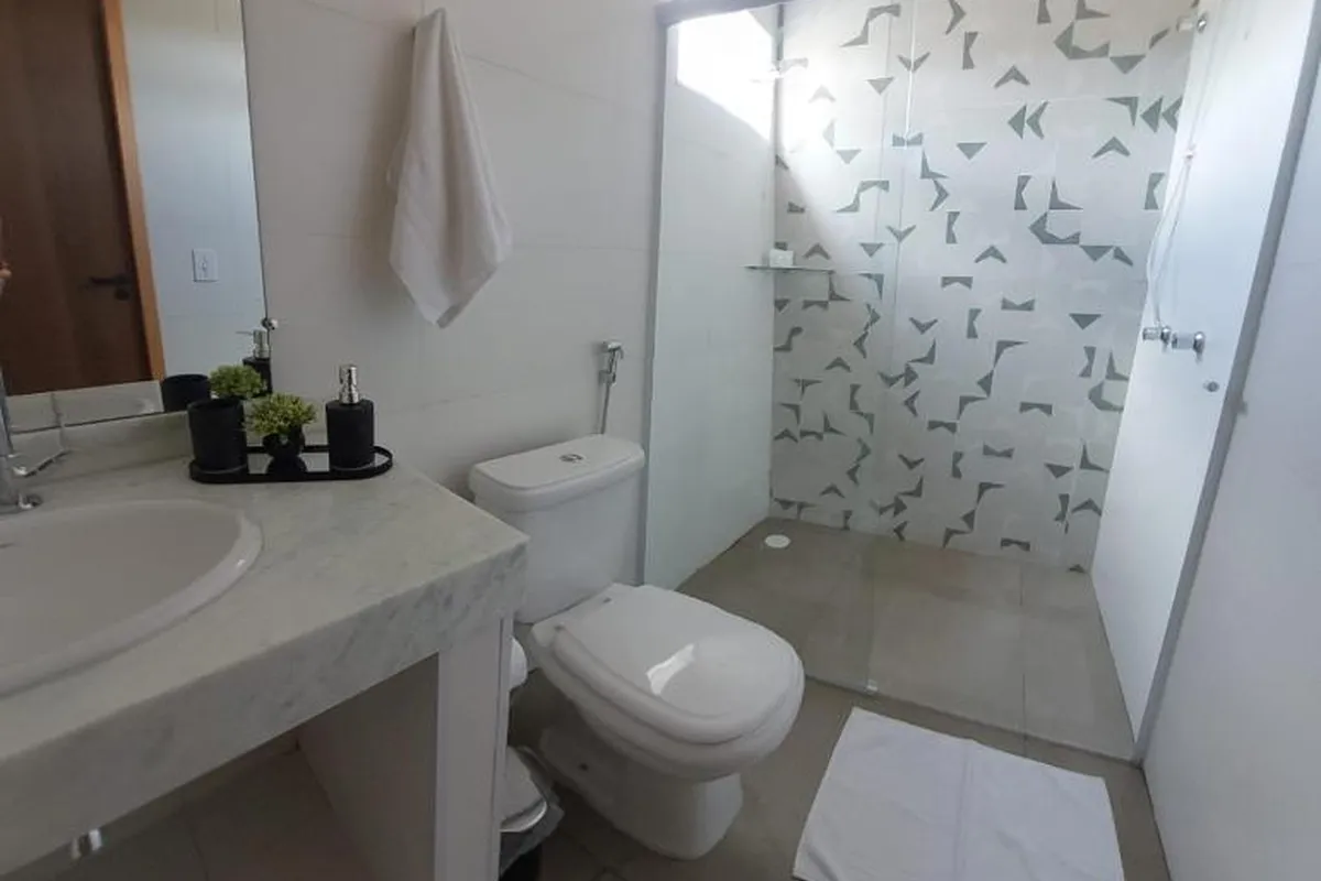 Suíte cama queen-size e vista para piscina
