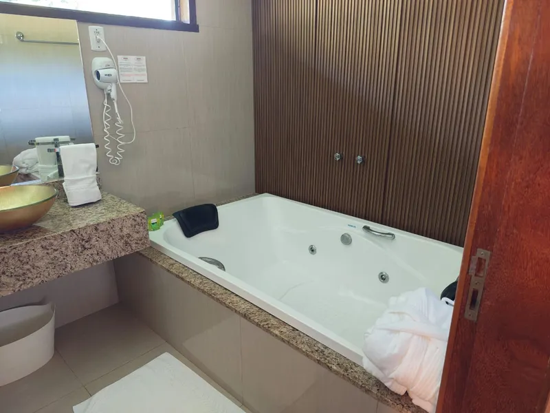 LUXO COM HIDROMASSAGEM