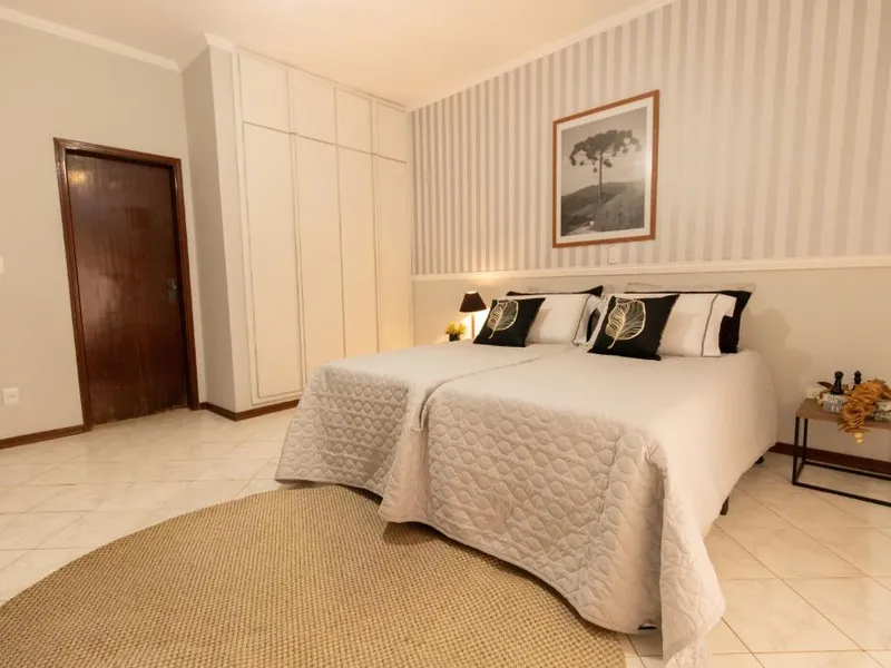 Suíte com sacada e vista para piscina