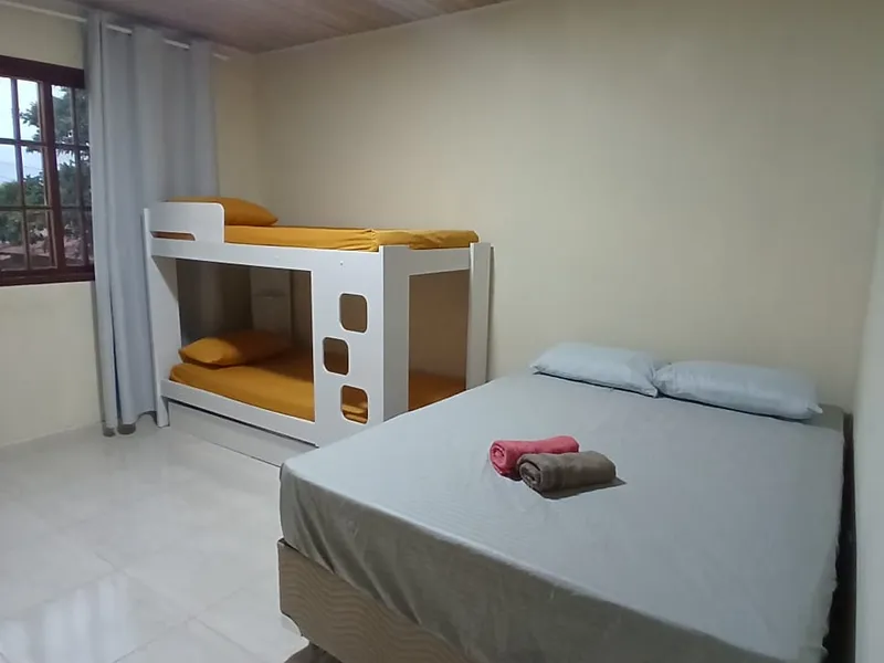 1 cama de casal + 1 triliche