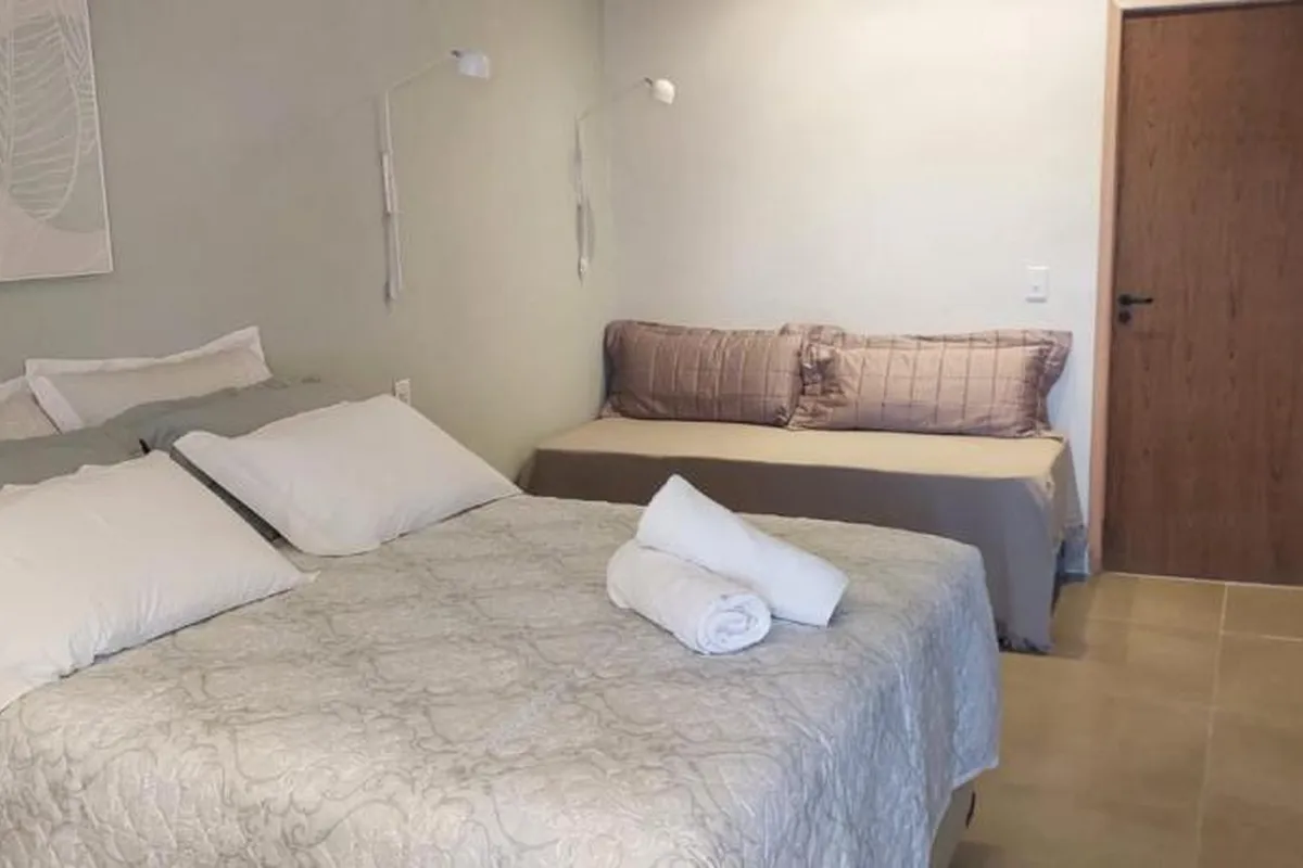 Suíte cama queen-size e vista para piscina