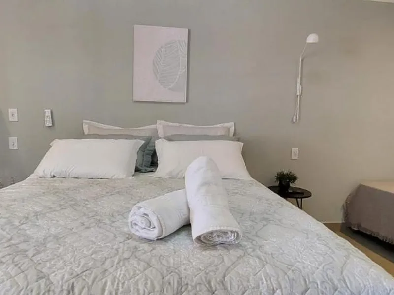 Suíte cama queen-size e vista para piscina