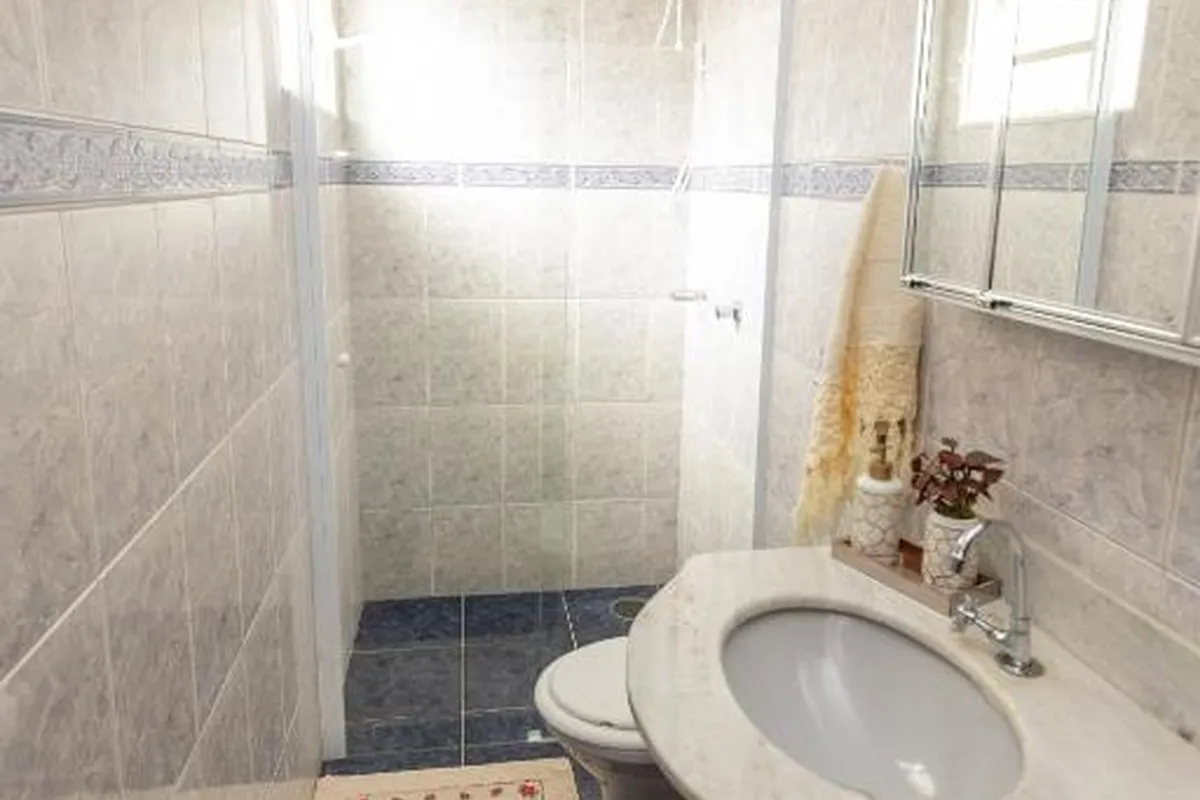 Suíte com sacada e vista para piscina