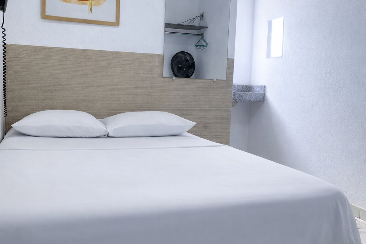 Casal com ventilador