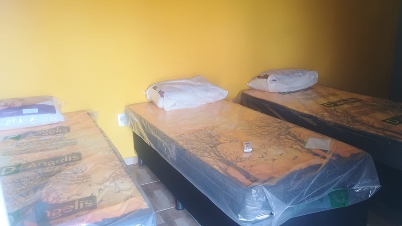 4 CAMAS DE SOLTEIROS