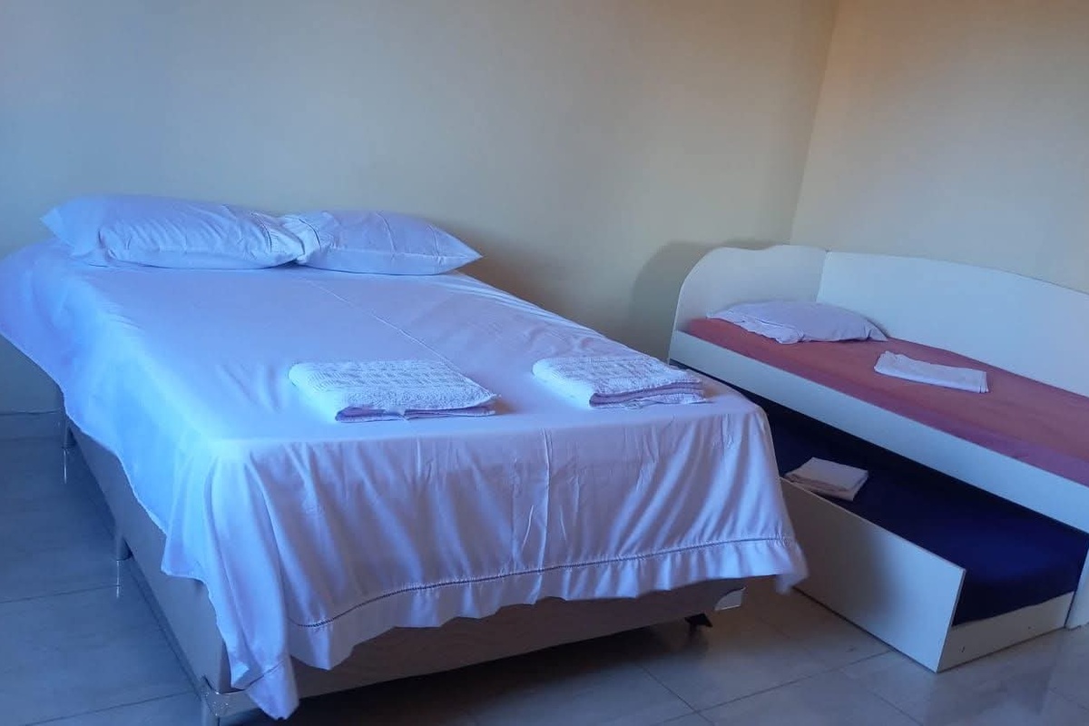 1 cama de casal + 1 bicama