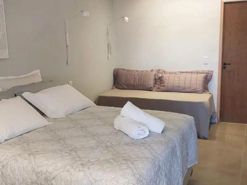 Suíte cama queen-size e vista para piscina
