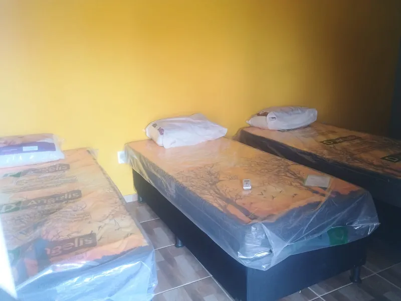 4 CAMAS DE SOLTEIROS