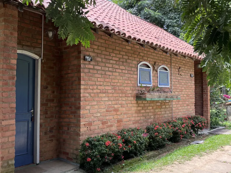 Chalé  familia 2 quartos p/5 pessoas